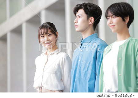 若い女性デザイナーと仲間_バストアップ2 若い女性デザイナーと仲間_バストアップ2 96313637