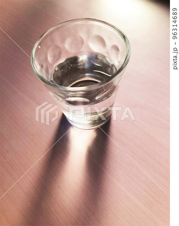 透明なグラスに注がれた一杯の水とその光と影 96314689