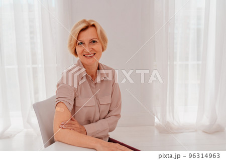 Patient with patch on the arm did the covid-19 vaccine Patient with patch on the arm did the covid-19 vaccine 96314963