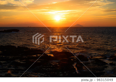 伊豆半島・水平線の向こうから昇る朝陽 96315049