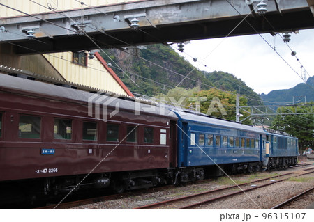 横川駅に停車中のEF64-1001号機牽引のELぐんまよこかわ号_2022/10/9撮影 96315107