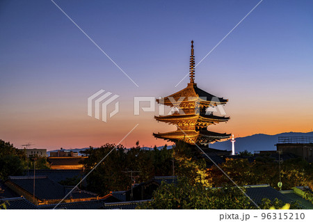 【京都府】夕暮れにライトアップされた八坂の塔と京都タワー 96315210