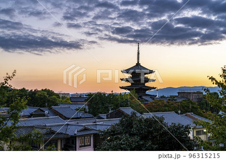 写真 京都 五重塔 京都タワー 夕景 KYOTO picture - 美術品