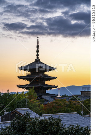 【京都府】夕暮れの空が綺麗な八坂の塔と京都タワー 96315218