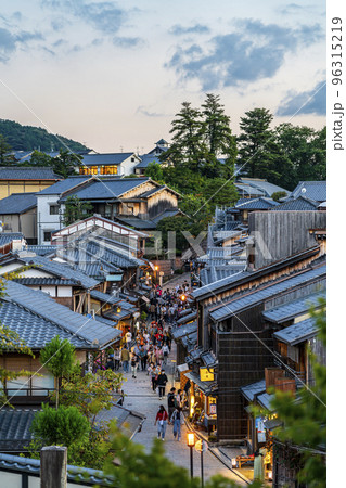 【京都府】観光客で賑わう夕暮れの二寧坂 96315219