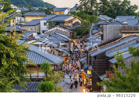 【京都府】観光客で賑わう夕暮れの二寧坂 96315220