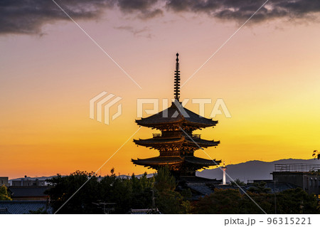 【京都府】夕暮れにライトアップされた八坂の塔と京都タワー 96315221
