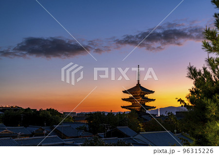 【京都府】夕暮れにライトアップされた八坂の塔と京都タワー 96315226