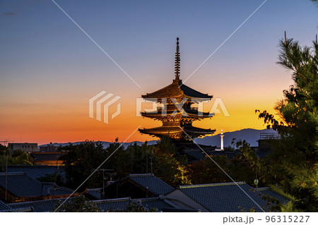 【京都府】夕暮れにライトアップされた八坂の塔と京都タワー 96315227