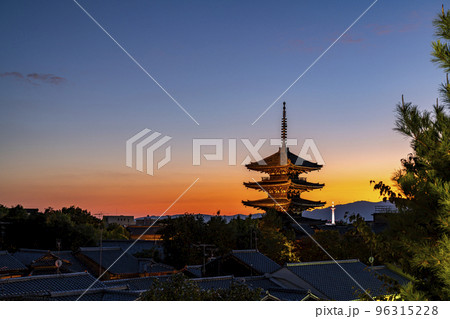 【京都府】夕暮れにライトアップされた八坂の塔と京都タワー 96315228
