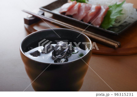 氷で冷やされた、美味しそうな焼酎の水割り 96315231