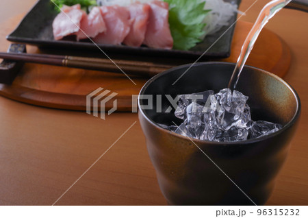 氷で冷やされた、美味しそうな焼酎の水割り 氷で冷やされた、美味しそうな焼酎の水割り 96315232