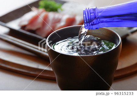 氷で冷やされた、美味しそうな焼酎の水割り 氷で冷やされた、美味しそうな焼酎の水割り 96315233