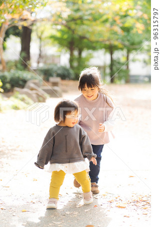 仲良く遊ぶ姉妹 仲良く遊ぶ姉妹 96315797