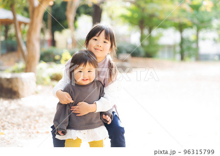仲良く遊ぶ姉妹 96315799