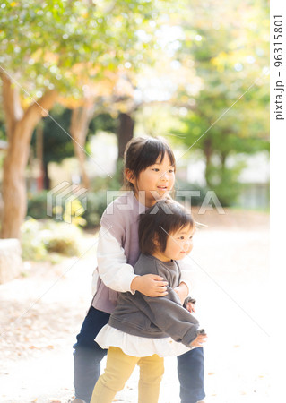 仲良く遊ぶ姉妹 96315801