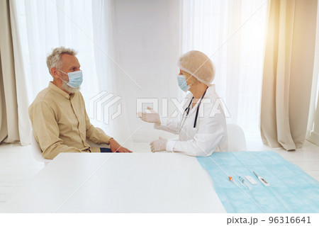 Patient is ready to do a covid-19 test with the doctor 96316641