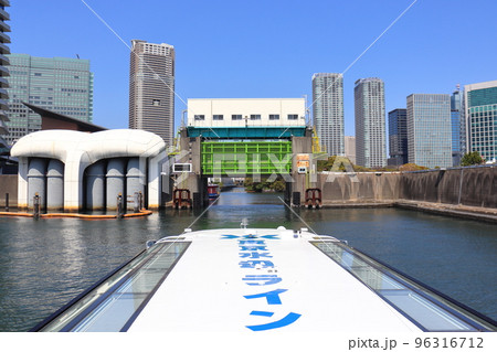 浜離宮へ向かう汐留川水門 入口 浜離宮へ向かう汐留川水門 入口 96316712