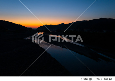 静岡藁科川の夜明け 静岡藁科川の夜明け 96316838