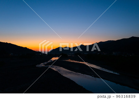 静岡藁科川の夜明け 静岡藁科川の夜明け 96316839