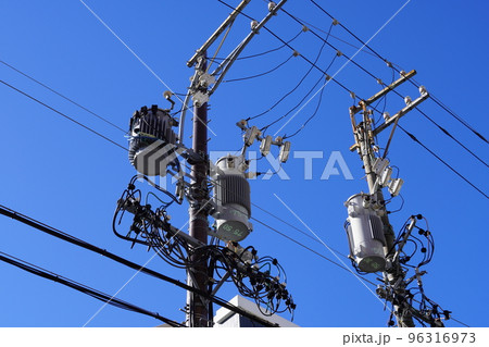電柱に取り付けられた柱上変圧器 電柱に取り付けられた柱上変圧器 96316973