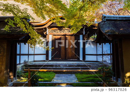 古都京都の秋 世界遺産 紅葉の龍安寺 勅使門 古都京都の秋 世界遺産 紅葉の龍安寺 勅使門 96317026