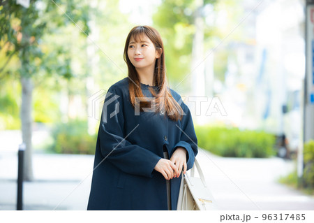 屋外を歩くコートの女性 屋外を歩くコートの女性 96317485