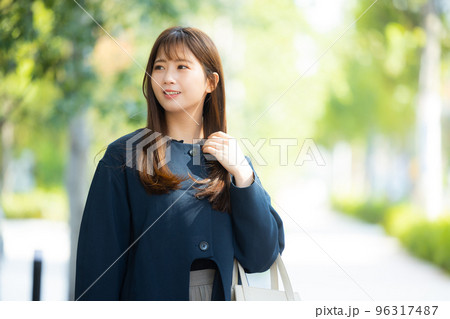 屋外を歩くコートの女性 屋外を歩くコートの女性 96317487