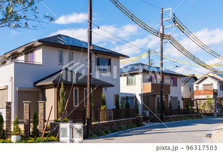 新築中　全戸太陽光発電の郊外ニュータウン 96317503