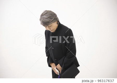 喪服を着たシニア女性 96317637