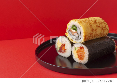 節分。赤背景上の恵方巻 節分。赤背景上の恵方巻 96317761