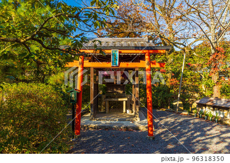 古都京都の秋 世界遺産 紅葉の龍安寺 弁財天 古都京都の秋 世界遺産 紅葉の龍安寺 弁財天 96318350