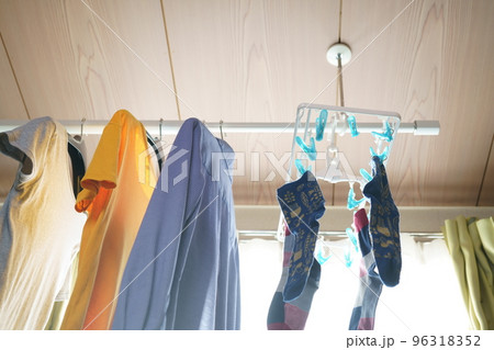 部屋干し用器具で部屋干しした洗濯物 96318352