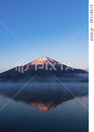 山中湖の紅富士と気嵐（けあらし） 96318874