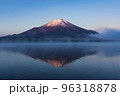 山中湖の紅富士と気嵐（けあらし） 96318878