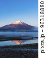 山中湖の紅富士と気嵐（けあらし） 96318880