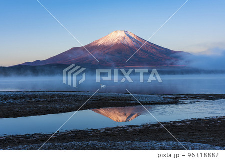 山中湖の紅富士と気嵐（けあらし） 96318882