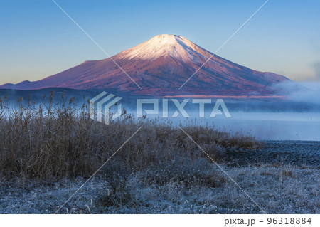 山中湖の紅富士と気嵐（けあらし） 96318884