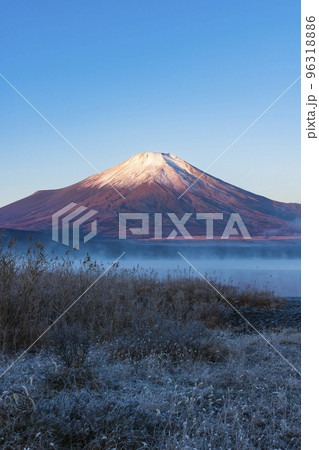 山中湖の紅富士と気嵐（けあらし） 96318886
