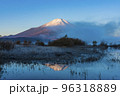 山中湖の紅富士と気嵐（けあらし） 96318889
