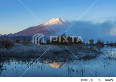 山中湖の紅富士と気嵐（けあらし） 96318889
