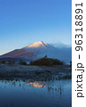 山中湖の紅富士と気嵐（けあらし） 96318891