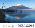 山中湖の紅富士と気嵐（けあらし） 96318894