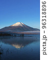 山中湖の紅富士と気嵐（けあらし） 96318896
