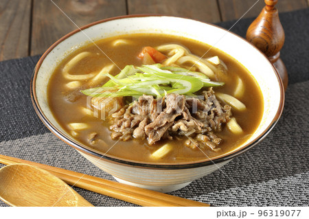 青ネギと牛肉入りカレーうどん 青ネギと牛肉入りカレーうどん 96319077