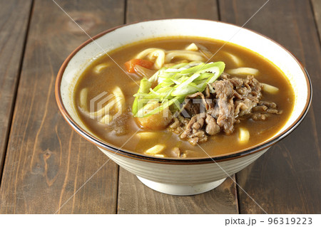 青ネギと牛肉入りカレーうどん 青ネギと牛肉入りカレーうどん 96319223