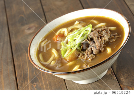 青ネギと牛肉入りカレーうどん 青ネギと牛肉入りカレーうどん 96319224