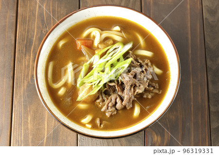 青ネギと牛肉入りカレーうどんを俯瞰で撮影 96319331