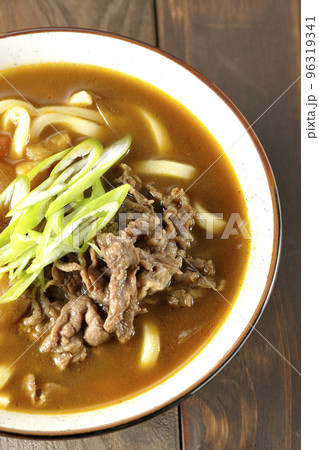 青ネギと牛肉入りカレーうどんを俯瞰で撮影 96319341
