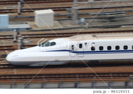 新大阪駅を出発する東海道・山陽新幹線N700S系 96319355
